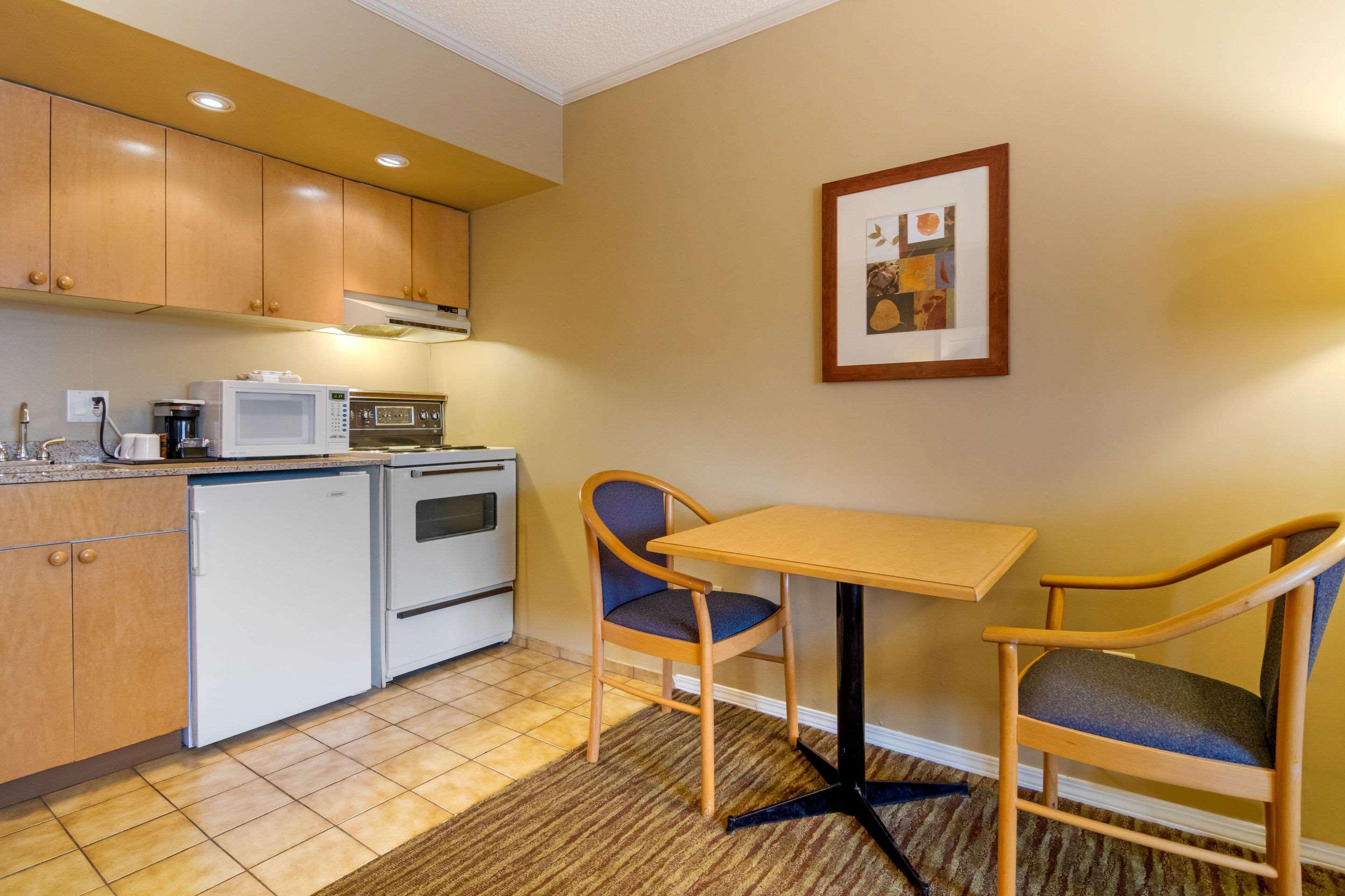 Econo Lodge Inn & Suites North Vancouver Eksteriør billede