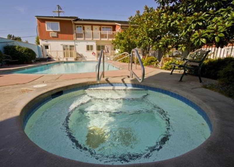 Econo Lodge Inn & Suites North Vancouver Eksteriør billede