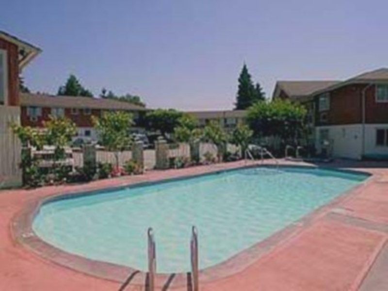 Econo Lodge Inn & Suites North Vancouver Eksteriør billede